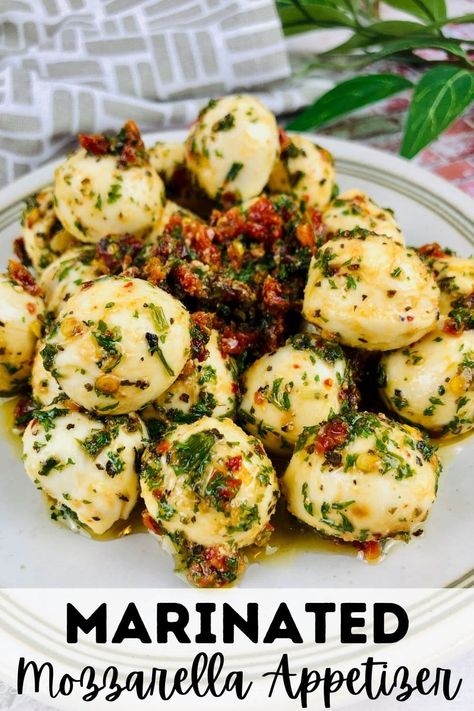 Mozzarella Balls Recipe, Mozzarella Appetizers, Marinated Mozzarella, Marinated Cheese, Simple Appetizer, Mozzarella Balls, Marinated Tomatoes, Mozzarella Recipes, Fingerfood Party