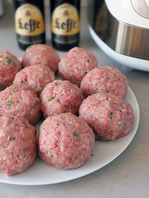 Kitchen Diary, Belgian Cuisine, Meatball Recipe, Lean Beef, Beef Stock, Fresh Thyme, Slice Of Bread, Meatball Recipes, Red Wine Vinegar