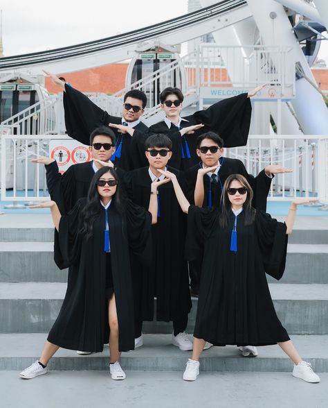 Graduation Friends Photoshoot, Group Posing Ideas, Group Pic Ideas, Group Graduation Pictures, Pre Convo, Funny Group Photos, Trio Poses, Graduation Aesthetic, Graduation Photo Ideas