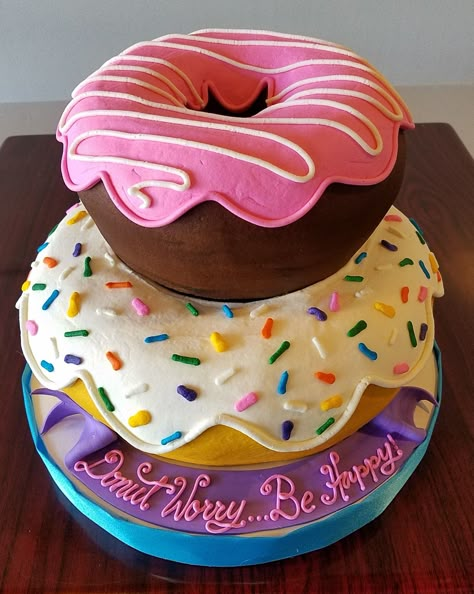 Cake Donut Decoration, Big Donut Cake, Donut Shaped Cake Birthday, Cake That Looks Like Donut, Large Donut Cake, Cartoon Donut Cake, Donut Cake Ideas Birthday Parties, Doughnut Cake Birthday, Diy Donut Cake