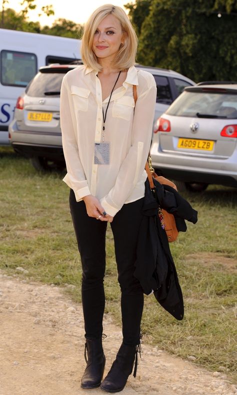 Fearne Cotton Looks Effortlessly Cool In A Simple Cream Blouse And Jeans At The Cornbury Festival 2011 Cream Blouse Outfit, Fearne Cotton Style, Fern Cotton, Dream Closet Clothes, Cotton Pictures, Fearne Cotton, Style Transformation, Fashion Model Poses, Cream Blouse