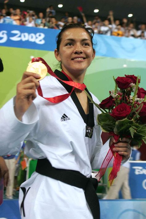 María Espinoza (Mexico) 🥇 Women's +67 kg • Beijing 2008 Olympics #taekwondo Olympic Medals, Martial Arts Styles, Sporty Girls, Summer Olympics, Action Poses, Sports Photography, Photos Of Women, Female Poses, Girls Life