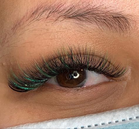 Dark Green Lash Extensions, Green Lash Extensions Styles, Tinsel Lash Extensions, Green Lashes Extensions, Christmas Eyelash Extensions, Lash Extensions With Glitter, Green Lash Extensions, Green Eyelash Extensions, Coloured Lash Extensions