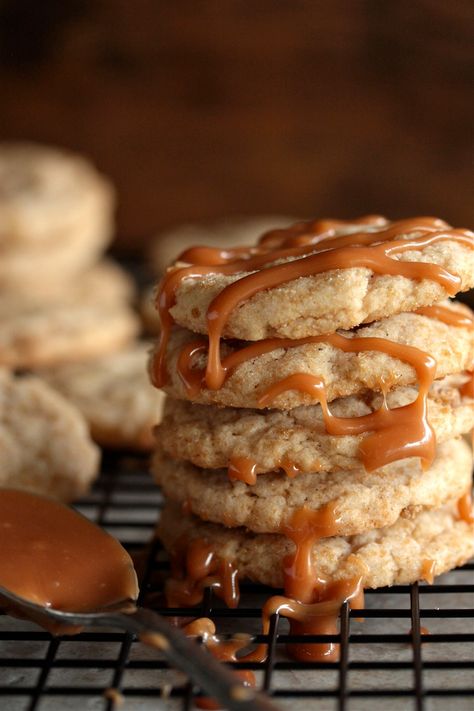 You favorite Starbucks drink in caramel macchiato cookie! Coffee flavored cookies with caramel sauce drizzled over the top. Crazy Recipes, Caramel Rolls, Thanksgiving Cookies, Autumn Recipes, Caramel Cookies, Caramel Macchiato, Sugar Sugar, Delicious Cookie Recipes, Spiced Coffee