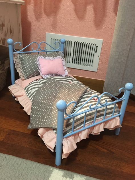 American Girl Beds, Monster High Dollhouse, American Doll Stuff, Dollhouse Interior, Bed Makeover, Diy Monsters, High Barbie, Girl Bed, Toy Photography