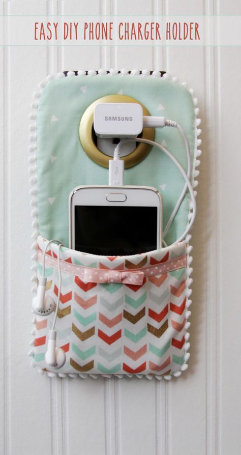 This easy DIY crafts Phone Charger is so easy to sew up and makes such a cute holder for your phone while it's charging! Easy Crafts For Teens, Diy Sy, Projek Menjahit, Phone Charger Holder, Skirt Diy, Crafts For Teens To Make, Diy Projektit, Charger Holder, Cute Sewing Projects