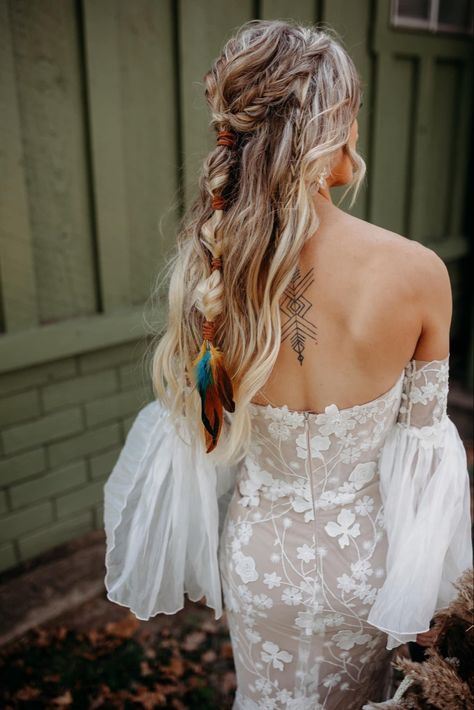 Wedding Rustic Hairstyles, Wiccan Wedding Hairstyles, Feathers In Hair Wedding, Western Wedding Hairstyles For Long Hair, Native American Wedding Hairstyles, Boho Hairstyles With Flowers, Western Hairstyles For Wedding, Boho Wedding Veil Bohemian Bride, Wedding Hairstyles Western