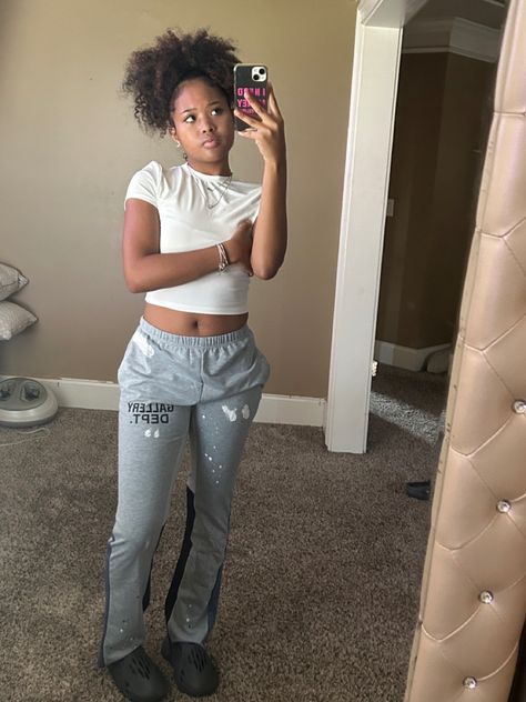 Sweat Pants Outfit Black Women, Chill Fits For School, Back To School Outfits Black Women, Back2school Outfits, Chill School Outfits, School Outfit Black Women, Yeezy Outfit Women, Cute Chill Outfits, Runners Outfit