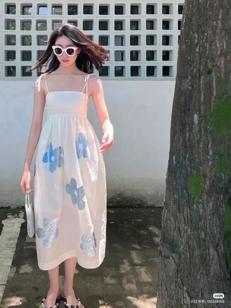 Summer Lovin' with Chic Floral Dresses: It's Still a Vibe in 2024! Korean Outfit Inspo Summer, Floral Dress Outfits, Simple Frocks, Fashionable Saree Blouse Designs, Stitching Dresses, Fashion Illustration Dresses, Designer Dresses Casual, Fashionista Clothes, Stylish Dress Book