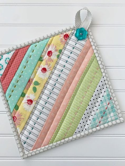 Quilted Potholder Pattern, Hot Pads Tutorial, Quilted Potholders, Potholder Patterns, Quilted Gifts, Small Sewing Projects, Hot Pad, Free Quilting, Sewing Projects For Beginners