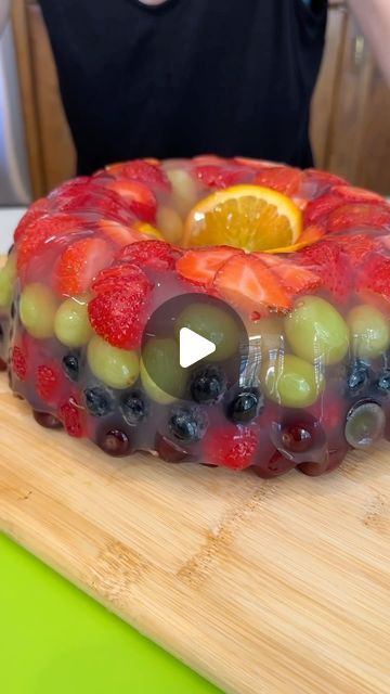 Jacky Has Fun on Instagram: "Summer Fruit Cake 🤤 #fruitcake #easyrecipes  #summerrecipes #bundtcake #summervibes #delicious #refreshing #foodrecipes #foodreels #jello #jellocake #eattherainbow" Summer Fruit Cake, Low Sugar Low Carb Recipes, Fruit Presentation, Jello With Fruit, Salad Cake, Fruit Creations, Jello Cake, Jello Desserts, Sorbet Recipes