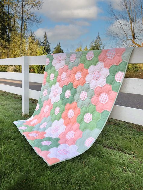 Simple Grandmother's Flower Garden Hexie Quilts Patterns, Grandmothers Flower Garden Quilt, Hexagon Quilt Pattern, Flower Quilt Patterns, Grandmothers Flower Garden, Quilting Tutorial, Flower Garden Quilt, Soft Palette, Hexie Quilt