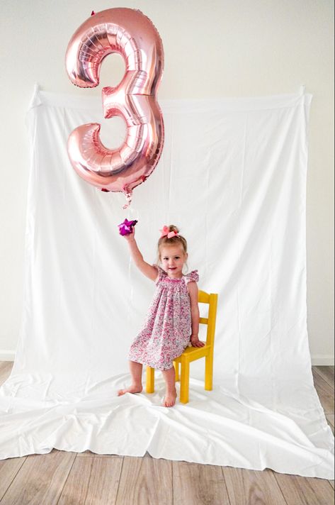 Simple At Home Birthday Photoshoot, 3rd Birthday Girl Photoshooting Ideas, Third Birthday Photoshoot, 3rd Birthday Photoshoot, 3rd Birthday Photography, Birthday Ballon, Simple Birthday Party, Home Studio Photography, Mermaid Theme Birthday