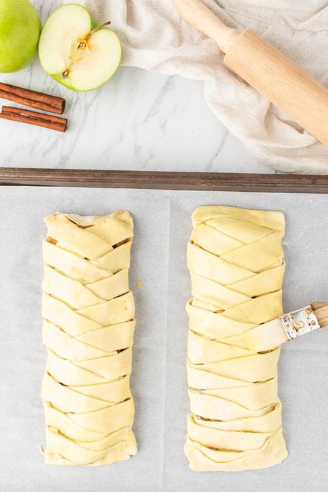 Apple Strudel Recipe Crescent Rolls, Puff Pastry Apple Braid, Apple Recipes Puff Pastry, Gluten Free Apple Strudel Recipe, Puff Pastry Strudel Recipes, Puff Pastry Apple Slices, Apple Strudel With Puff Pastry, Puff Pastry Apple Strudel, Puff Pastry And Apples