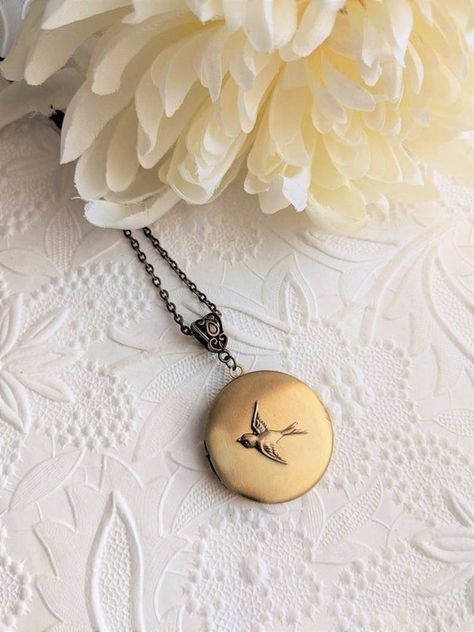 Bird Locket, Antique Gold Locket, Round Locket Necklace, Beautiful Baubles, Round Locket, Memory Locket, Vintage Inspired Jewelry, Cameo Jewelry, Gold Locket