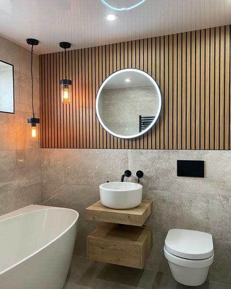 Bathroom Wooden Slats, Wooden Slat Bathroom Wall, Bathroom Wood Cladding, Bathroom Wooden Panelling, Mid Modern Bathroom, Black Shower Door, Wood Panel Bathroom, Wc Decor, Bathroom Looks