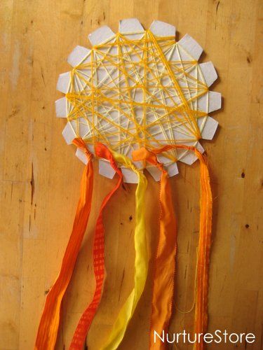 Wrap / weave thread onto a circle with notches cut out then tie ribbons on it Solstice Crafts, Sunshine Crafts, Sun Crafts, Solstice Celebration, Waldorf Crafts, Homeschool Art, Camping Crafts, Childrens Crafts, Summer Solstice