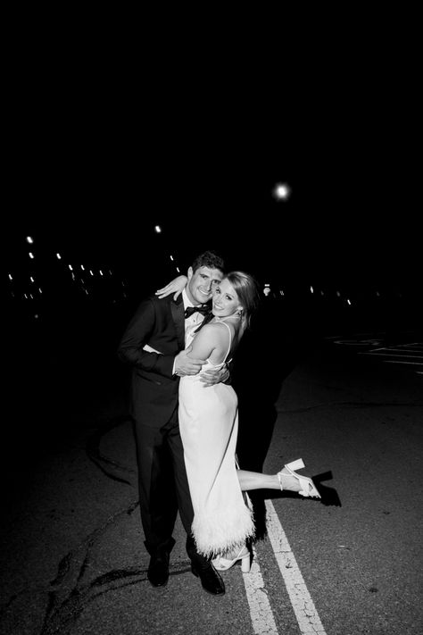 Moody Wedding Pictures, Wedding Photography Editing, Night Wedding Photography, Night Photography Portrait, City Hall Wedding Photos, Night Wedding Photos, Wedding Shot List, Night Time Wedding, City Wedding Photos