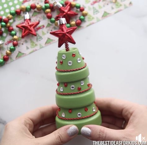 Clay Pot Christmas Tree, Clay Pot Christmas Crafts, Pot Craft, Clay Pot Projects, Chirstmas Decor, Potted Christmas Trees, Christmas Crafts To Sell, Pot Crafts, Flower Pot Crafts