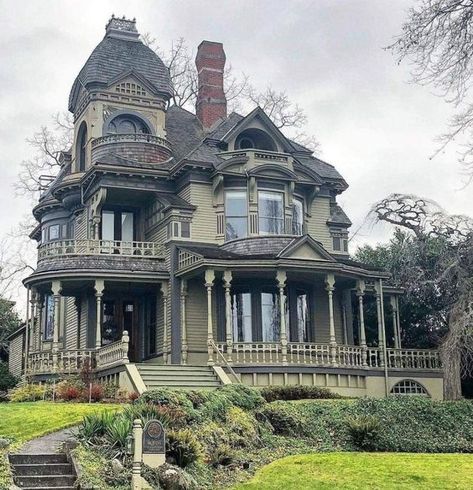 Gothic Victorian House, American Mansions, Victorian Renovation, Bellingham Washington, Old Mansion, Building Photography, Old Abandoned Houses, Georgian Architecture, Old Mansions