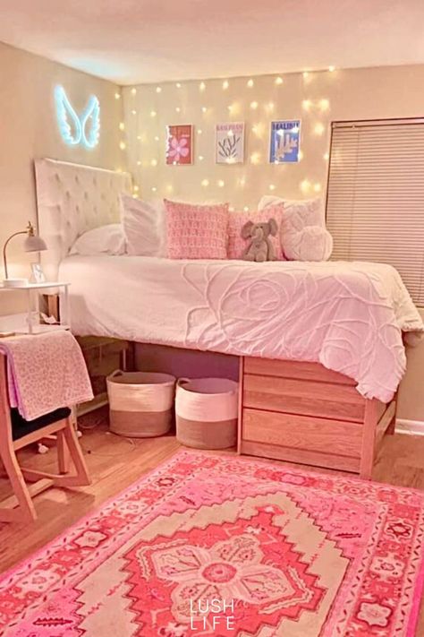 Pink Boho Dorm Room, Room Ideas Aesthetic Boho, Boho Dorm Room Ideas Colleges, Dorm Inspo Aesthetic, College Dorm Room Aesthetic, Dorm Room Aesthetic, College Dorm Room Ideas, Dorm Aesthetic, Boho Dorm Room