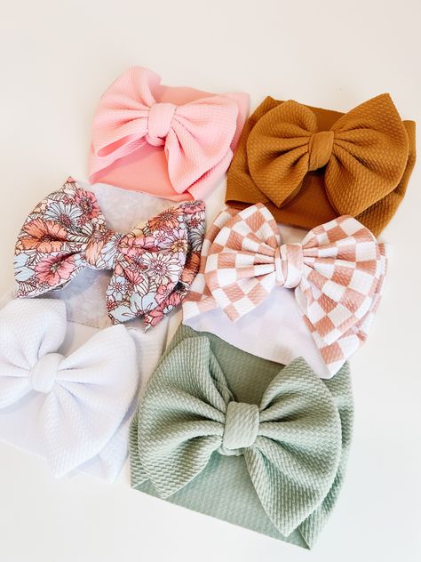 This Carmel Fancy Bullet Bow is the ultimate accessory for your little nestling. Crafted from durable bullet fabric, the Fancy bullet bow headwrap is designed to maintain its shape without sagging. Perfect for bringing home baby outfit, all the way to summer adventures! color: Carmel fabric type: Bullet Our Fancy Bullet Bows come in the following options: **Headwrap (5inch bow) **Nylon (5inch bow) **Clip (5inch bow) **Piggies (two 3inch bows on clips) Headwrap Sizing: -Newborn Headwrap: best fit How To Make Baby Bows, Baby Bows Diy, Bringing Home Baby Outfit, Newborn Headwrap, Infant Bows, Hair Bows For Babies, Baby Hat With Bow, Diy Baby Bows Headbands, Newborn Bows Headband