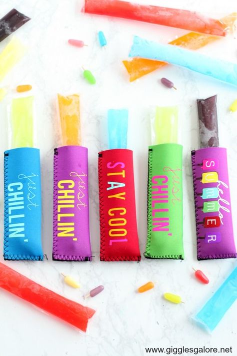 These DIY Personalized Popsicle Holders I made with the Cricut EasyPress are going to be a summer staple. Cricut project for summer. Popsicle Koozie, Wesolych Swiat, Bon Nadal, Cricut Iron On Vinyl, Craft Retreat, Popsicle Holders, Diy Popsicle, Weekend Crafts, Ice Pops