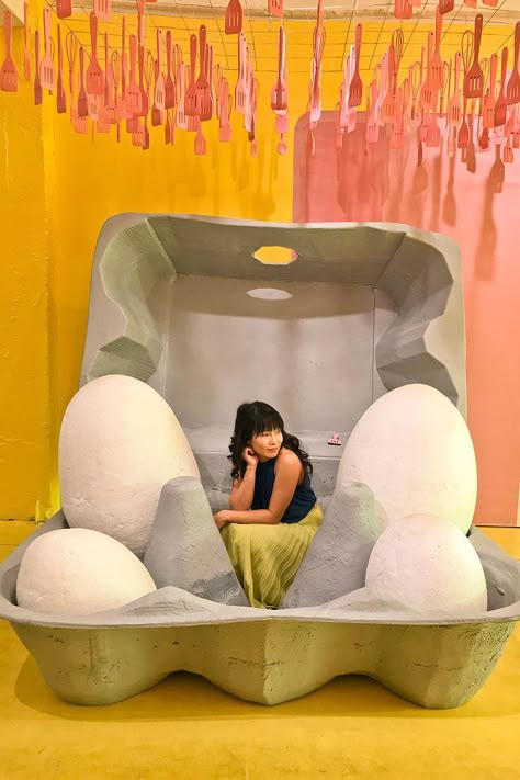 Egg House NYC + Current Incredible Pop Ups in New York You Can't Miss // Local Adventurer #nyc #newyork Pop Up Museum, Egg House, Pop Up Design, House Nyc, Selfie Wall, Event Booth, Photo Zone, Interactive Art, Pop Ups