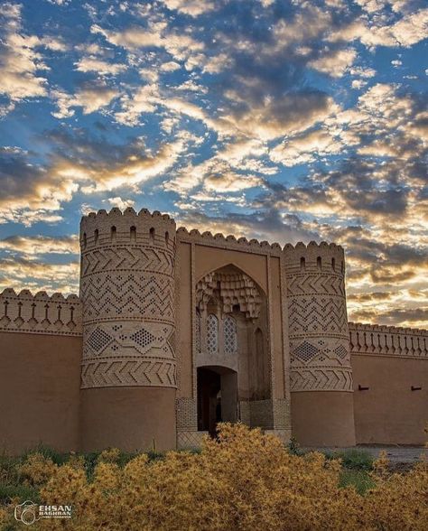 Persian Palace Architecture, Persian Castle, Medieval Homes, Persian Palace, Kingdom Castle, Resort Interior Design, Palace Architecture, Modern Residential Architecture, Resort Interior