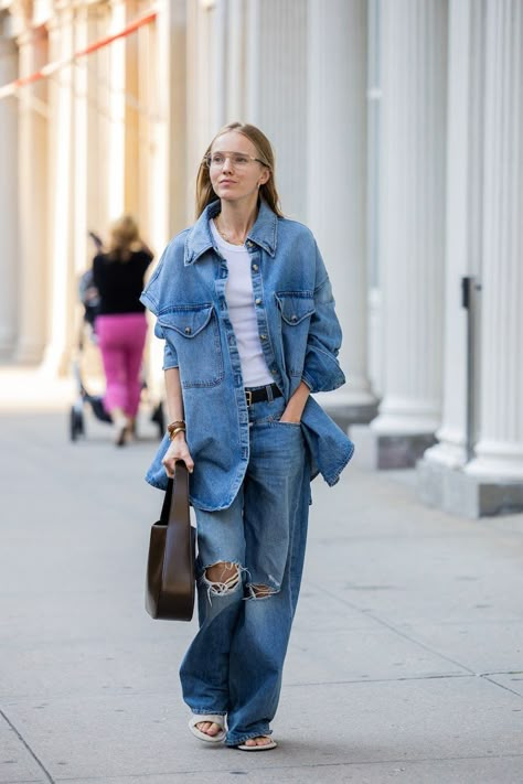 Denim Shirt Outfits, Full Denim Outfit, Kemeja Denim, Denim Shirt Outfit, Denim Street Style, Looks Jeans, Moda Denim, Style Casual Chic, All Jeans