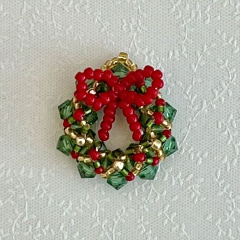 Beaded Christmas Wreath, Beaded Ornaments Diy, Christmas Jewelry Diy, Beaded Christmas Decorations, Wreath Ornament, Holiday Beading, Beaded Christmas Ornaments, Christmas Bead, Christmas Ornament Pattern