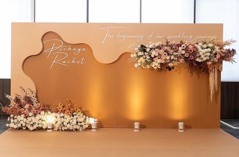 Backdrop Wedding Photobooth, Stage Decor For Wedding, Wedding Photobooth Ideas Backdrops, Photowall Event, Reception Stage Decoration Backdrops, Event Backdrop Design, Wedding Photobooth Ideas, Dekor Lamaran, Stage Backdrop Design