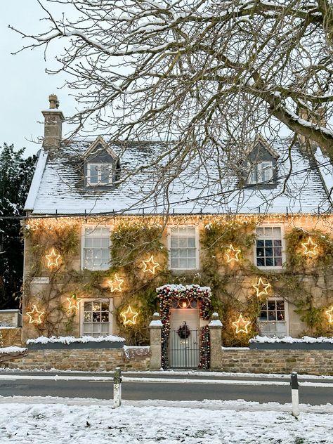 Cotswolds At Christmas, Cotswolds Christmas Decor, Josie Cotswolds, Christmas In The Cotswolds, English Countryside Christmas, Cotswold Aesthetic, Christmas Cotswolds, Cotswold Christmas, Cotswold Houses