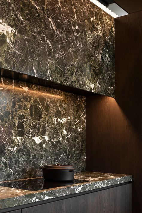 Marble reconciles the beauty of nature with a rich range of colours and an intriguing play of lines and structures. It is a natural stone, meaning geological processes have ‘sculpted’ this material for centuries. This makes each slab different and unique. The different types of colours and veining is one of marble’s biggest assets. Dark Stone Kitchen, Dark Granite Kitchen, Different Types Of Colours, Marble Countertops Kitchen, Dark Granite, Types Of Colours, Stone Kitchen, Granite Kitchen, Kitchen Marble