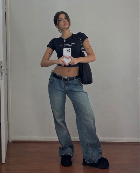 Malu Camargo, Doctor Martens, Nice Clothing, Girly Fits, Pants Outfits, Corsets, Pants Outfit, Colorful Fashion, Ootd