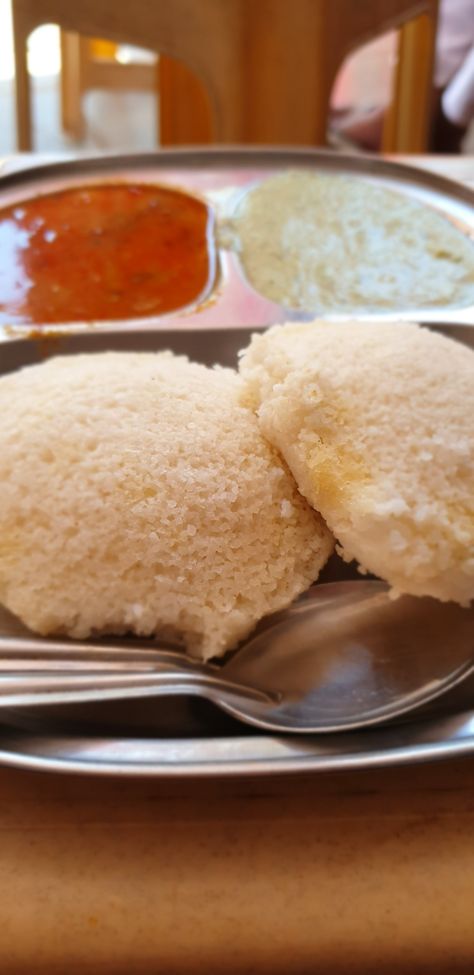 Sambar Idli Idli Sambar Snapchat, Sambar Idli, Preschool Body Theme, Idli Sambar, Desi Street Food, Cornbread, Vanilla Cake, Street Food, Desi