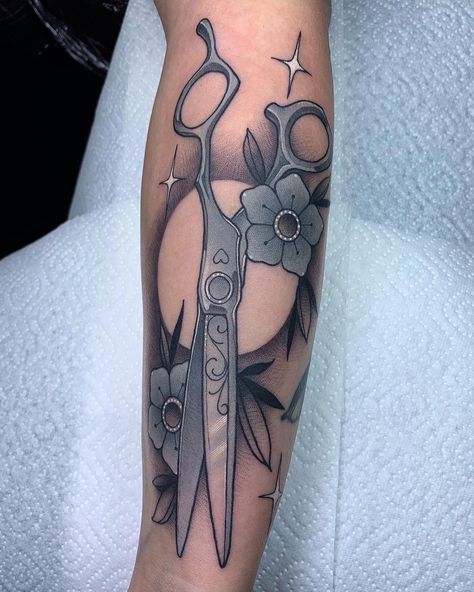 Skull Scissors Tattoo, American Traditional Hairdresser Tattoo, Hand Holding Scissors Tattoo, Grooming Shears Tattoo, Barber Scissors Tattoo, Scissors Tattoo Traditional, Scissor Tattoo Hairdresser, Traditional Scissor Tattoo, Hairstylist Tattoos Cosmetology