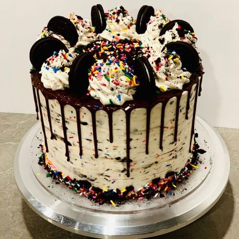 Oreo Birthday Cake, Cake Oreo, Cake Leveler, Basketball Cake, Chocolate Oreo, Confetti Cake, Chocolate Oreos, Cake Youtube, Oreo Cake