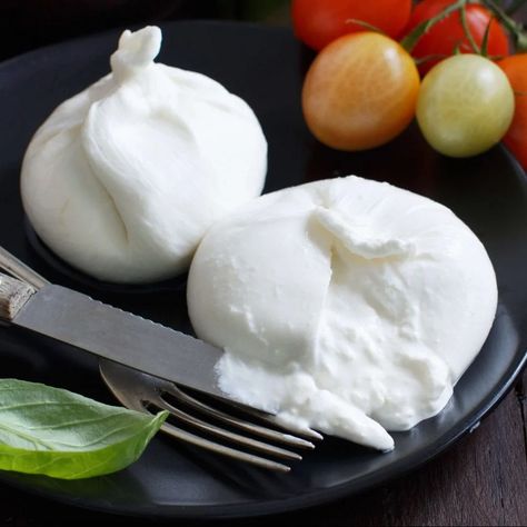 DIY Burrata Cheese Recipe: An Easy Artisan Cheese Making Recipe at Home: Burrata Mozzarella, Burrata Cheese, Pizza Margherita, Cream Cheese Dips, Easy Summer Meals, Cold Appetizers, Italian Cheese, Artisan Cheese, Creamed Spinach