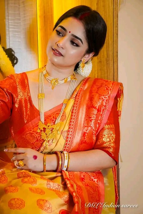 Bride Red Saree, Saree Bengali, Red Saree Wedding, Bridal Things, Haldi Ceremony Outfit, Bridal Makeup Tutorial, Bengali Bridal Makeup, Indian Wedding Bride, Wedding Aesthetics