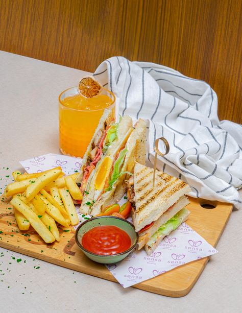 Clubhouse Sandwich, Creative Sandwich, Fried Bacon, Bacon Lettuce Tomato, Restaurant Appetizers, Food Business Ideas, Cold Sandwiches, Soul Food Dinner, Cocktail Sticks