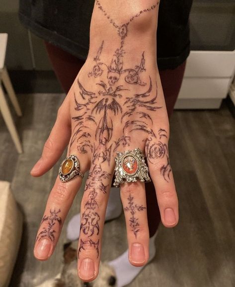 Chicken Scratch Tattoo, Naruto Uzumaki Aesthetic, Rowan Tattoo, Aesthetic Anime Naruto, Women's Back Tattoos, Rockstar Tattoo, Trippy Tattoo Designs, Naruto Shippuden Manga, Middle Finger Tattoos