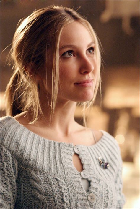 Alicia Baker (Sarah Carter) - Smallville Chloe Sullivan, Hannah Simone, Sarah Carter, Canadian Actresses, Clark Kent, Smallville, Celebrities Female, Superman, Beauty Women