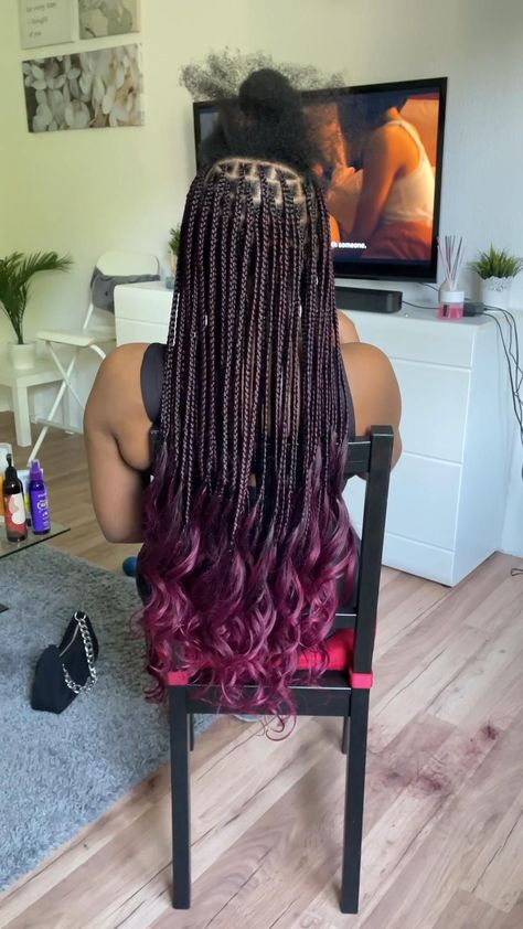 Elegant Twists: Unique Twisted Braid Hairstyles Spanish Curl Braids, Twisted Braid Hairstyles, Braids Burgundy, Burgundy Box Braids, French Curl Braids, Braid Hairstyle Ideas, Curl Braids, Braiding Hair Colors, Small Knotless