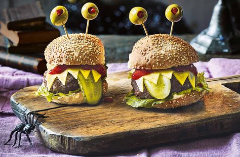 Monster burgers recipe Alien Appetizers, Alien Theme Party Food, Space Theme Snacks For Kids, Space Themed Appetizers, Alien Food Ideas, Alien Themed Food, Space Themed Dinner, Alien Party Food, Space Theme Food