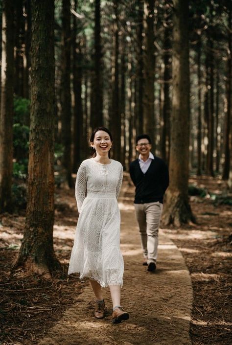 Prewedding Pose Outdoor, Prawedding Konsep Outdoor, Konsep Prewedding Outdoor, Pose Prewedding Outdoor, Prewedding Photography Casual, Prewed Outdoor, Prenup Photos Ideas, Prenuptial Photoshoot, Pose Prewedding