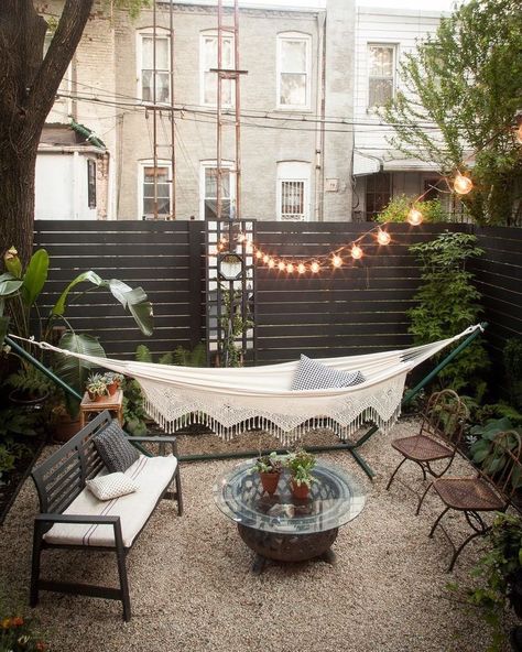 White hammock under twinkle lights. Photo by Instagram user @thefarrisgroup Diy Patio Ideas, Gazebo Backyard, Design Per Patio, Hammock Chairs, Easy Patio, Backyard Hammock, Cheap Backyard, Backyard Seating, Budget Patio