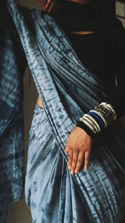 #saree #bangles #indigo #vintage #indianaesthetic Blue Indian Aesthetic, Blue Indian Outfit, Jasmine Aesthetic, Blue Colour Dress, Look Board, Indian Boy, India Dress, Blue Saree, Edit Photos