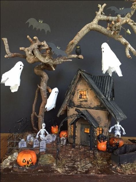 Mini Halloween House Diy, Haunted House Diorama, Mini Halloween Village, Mini Haunted House, Halloween Witch House, Halloween Vegas, Diy Halloween Village, Halloween Haunted House Diy, Festa Rock Roll