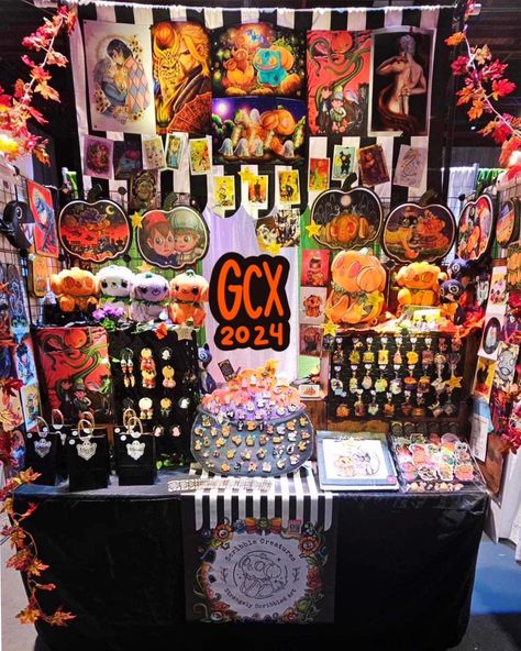 Day 2 of #GCX at the #UniversalOrlando backlot is here!! 😍 come get some spooky cute frimbs backstage, we have everything from stickers, charms and pins to plushies, paintings and posters ^_^ 🎃👻🧡🖤 . . . #scribblecreatures #gcx #spookyszn #halloween Horror Convention Booth, Artist Alley Ideas, Horror Convention, Alley Ideas, Convention Booth, Spooky Cute, Artist Alley, Table Display, Booth Design